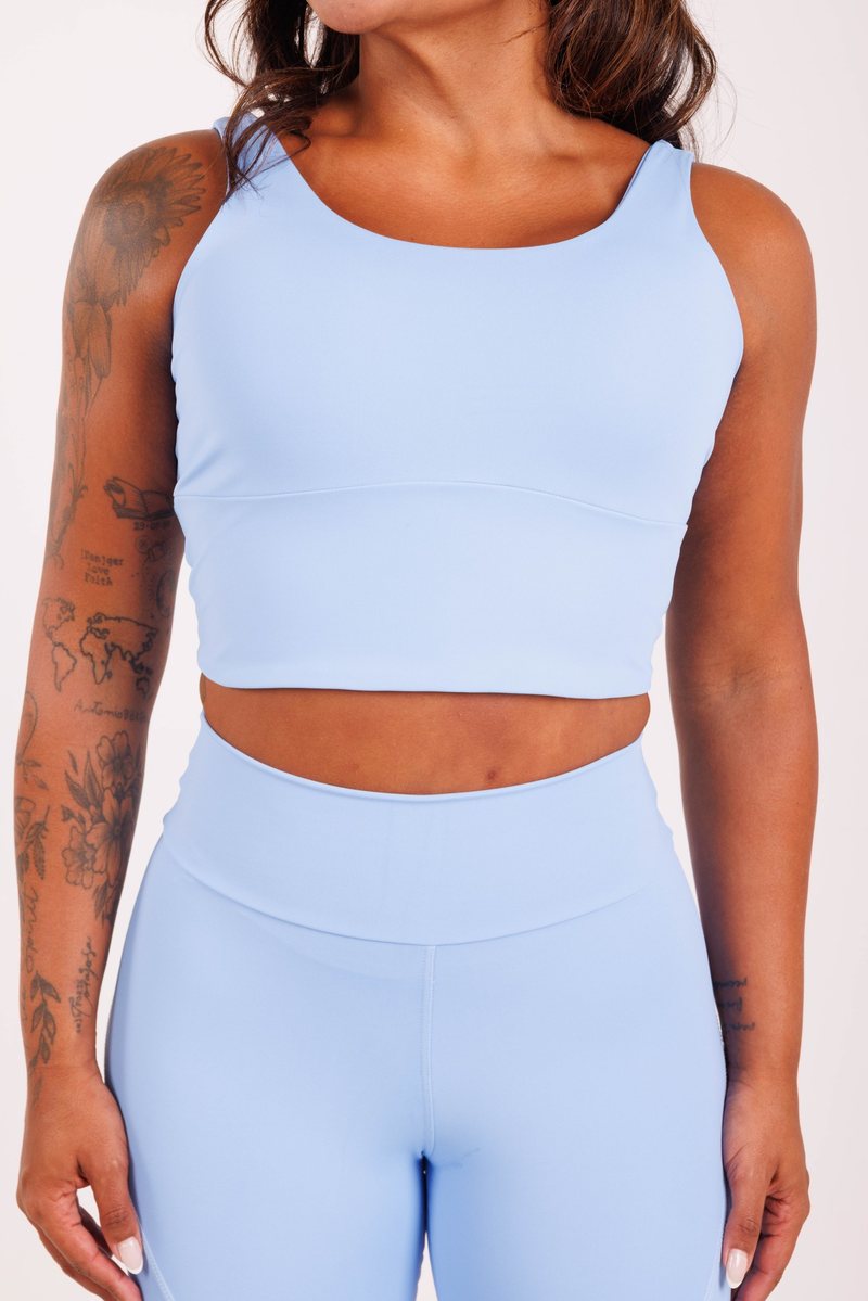 Aria Tank na cor Azul-céu, foto 1. Moda fitness AERA, feita no Brasil.