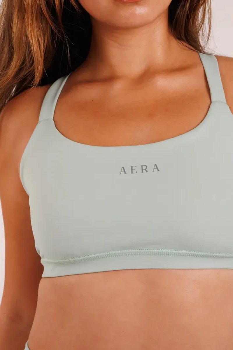 Crossover Bra na cor Verde-sálvia, foto 1. Moda fitness AERA, feita no Brasil.