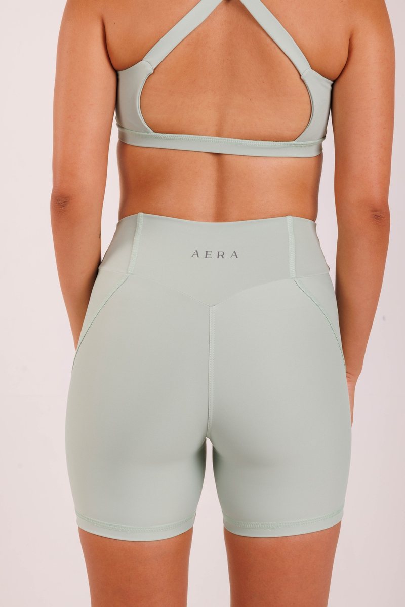 Crossover Bra na cor Verde-sálvia, foto 2. Moda fitness AERA, feita no Brasil.