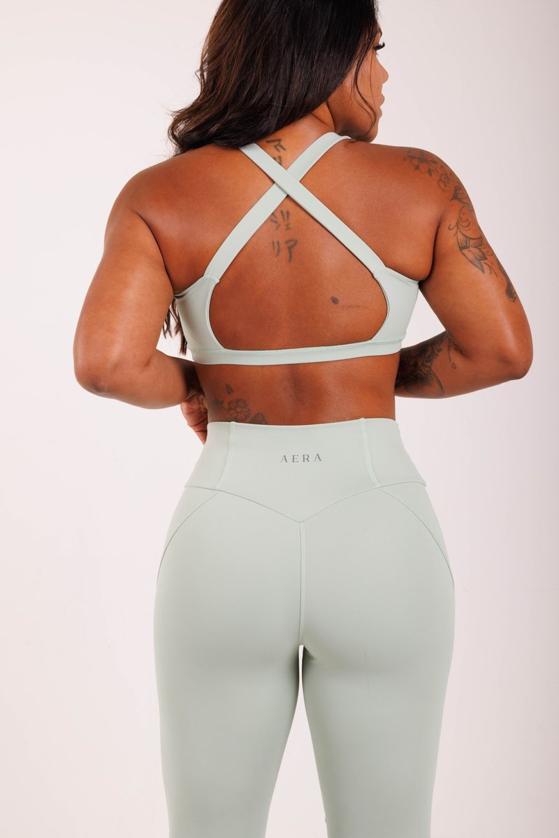 Crossover Bra na cor Verde-sálvia, foto 4. Moda fitness AERA, feita no Brasil.