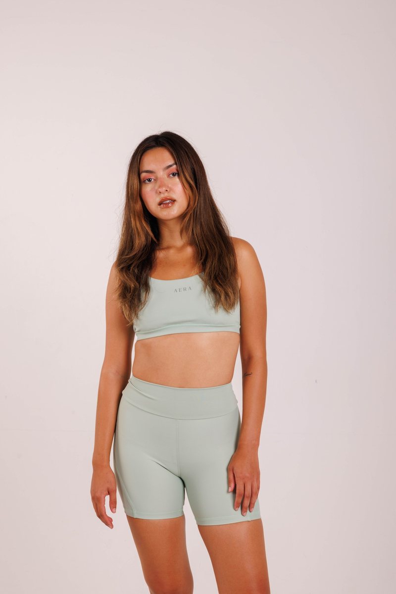 Crossover Bra na cor Verde-sálvia, foto 5. Moda fitness AERA, feita no Brasil.
