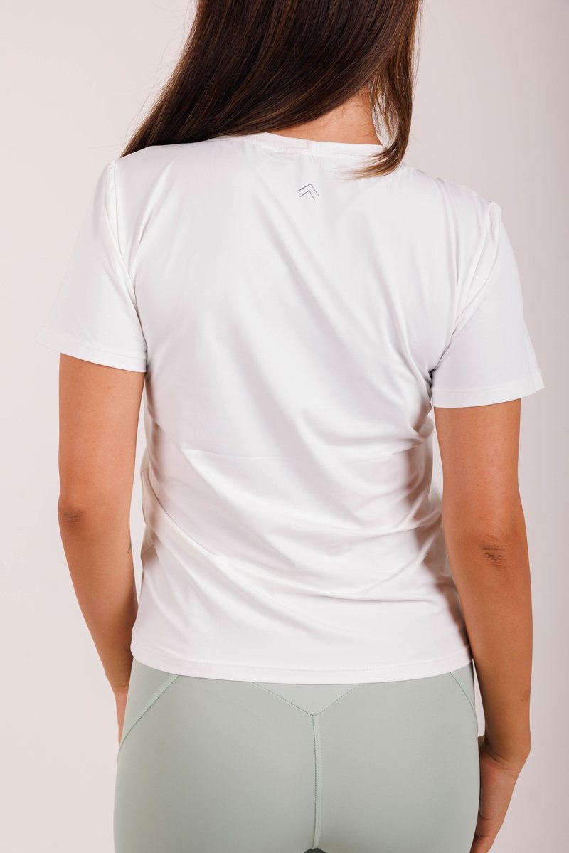 Ease Tee na cor Branco, foto 2. Moda fitness AERA, feita no Brasil.