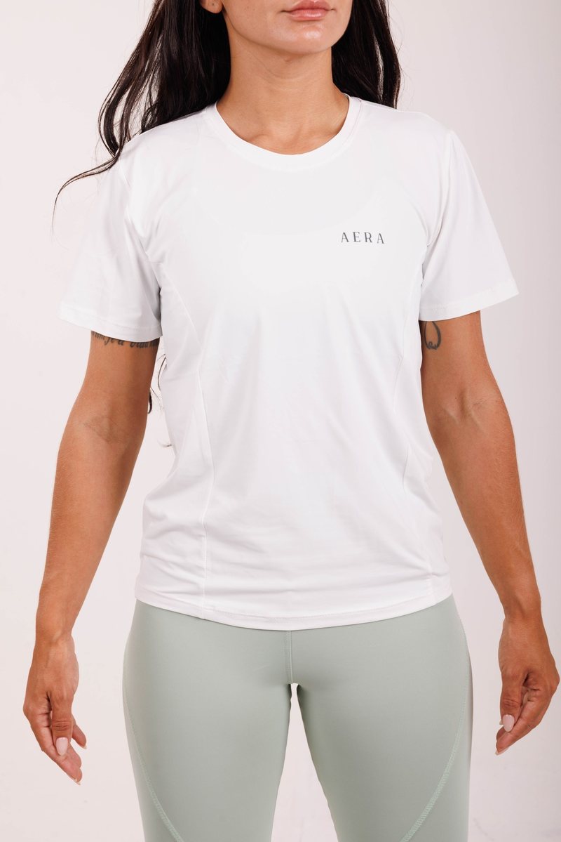 Ease Tee na cor Branco, foto 3. Moda fitness AERA, feita no Brasil.