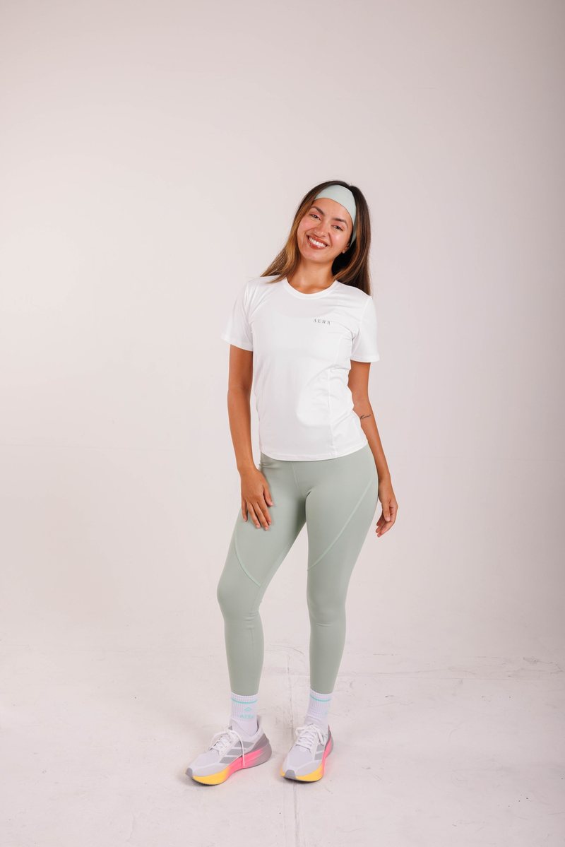 Ease Tee na cor Branco, foto 4. Moda fitness AERA, feita no Brasil.