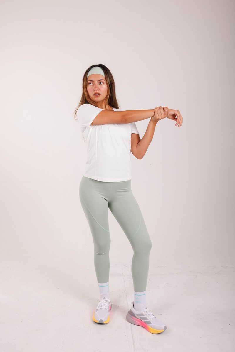 Ease Tee na cor Branco, foto 5. Moda fitness AERA, feita no Brasil.