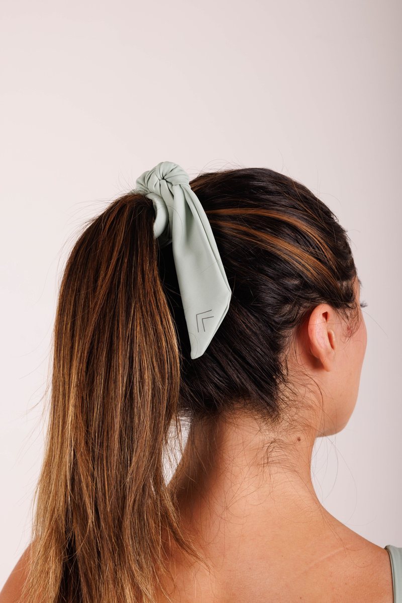 Loop Scrunchie na cor Verde-sálvia, foto 1. Moda fitness AERA, feita no Brasil.