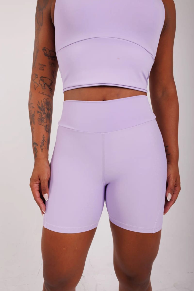 Pace Short na cor Lilás, foto 1. Moda fitness AERA, feita no Brasil.