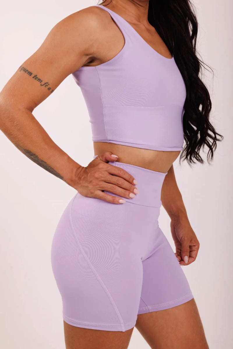 Pace Short na cor Lilás, foto 2. Moda fitness AERA, feita no Brasil.