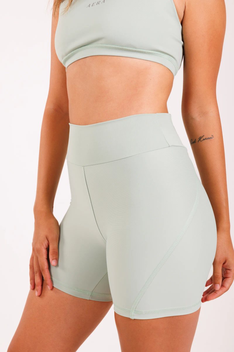 Pace Short na cor Verde-sálvia, foto 1. Moda fitness AERA, feita no Brasil.