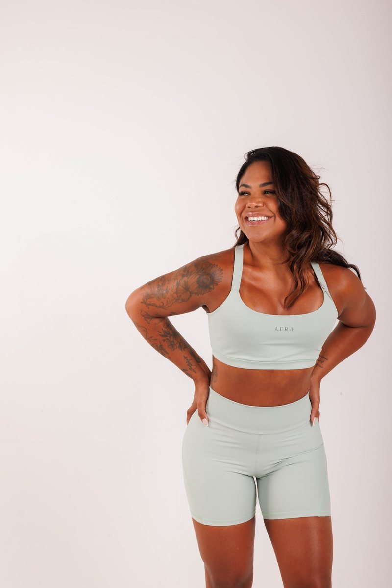 Pace Short na cor Verde-sálvia, foto 4. Moda fitness AERA, feita no Brasil.