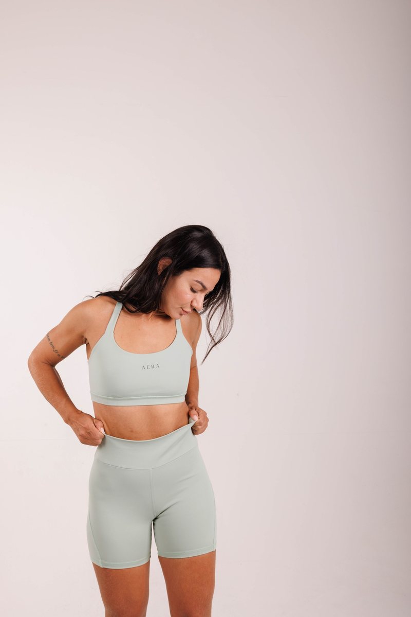 Pace Short na cor Verde-sálvia, foto 5. Moda fitness AERA, feita no Brasil.