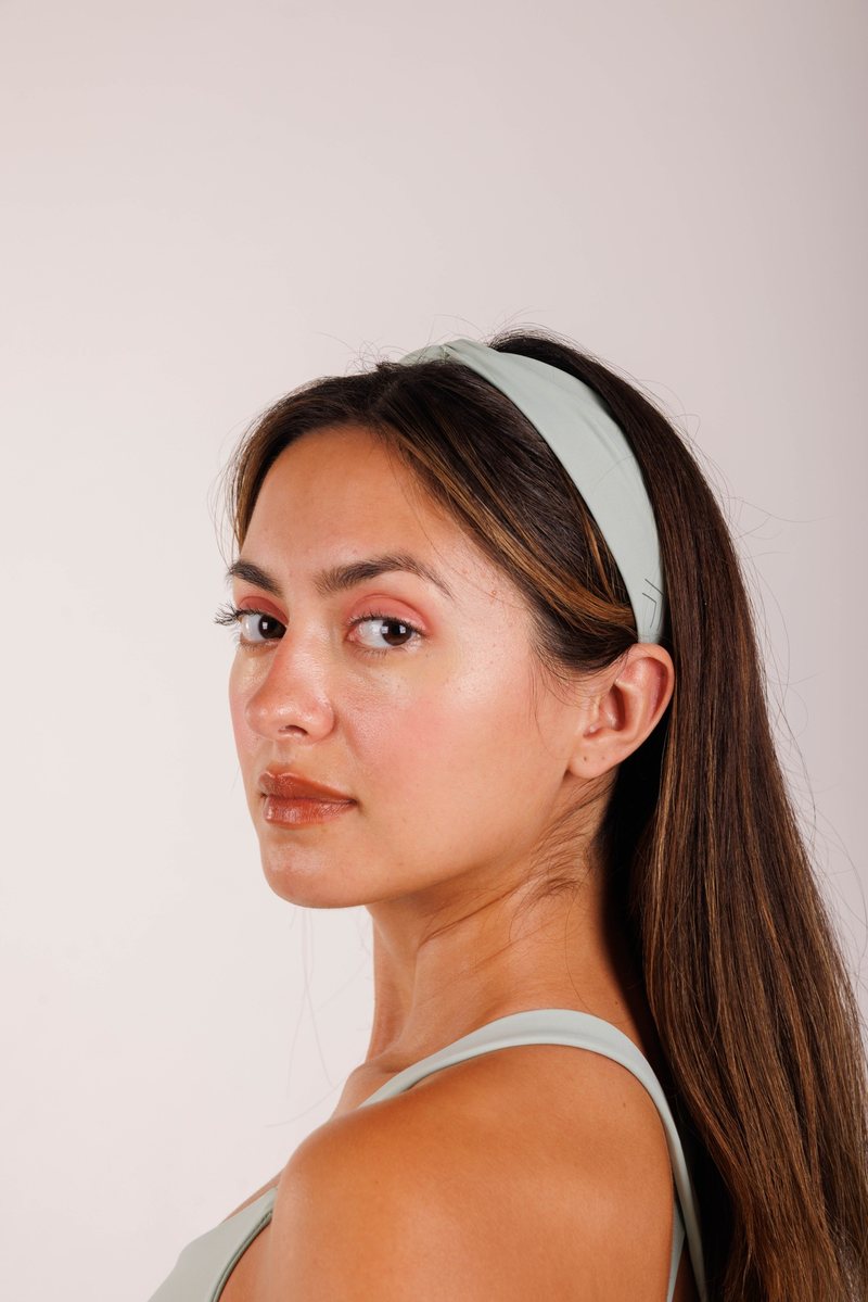 Halo Headband na cor Verde-sálvia, foto 1. Moda fitness AERA, feita no Brasil.