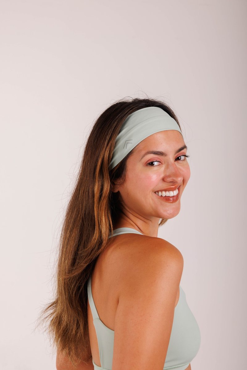 Halo Headband na cor Verde-sálvia, foto 2. Moda fitness AERA, feita no Brasil.